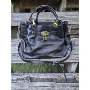 Vinenza leather shoulder bag in excellent condition.